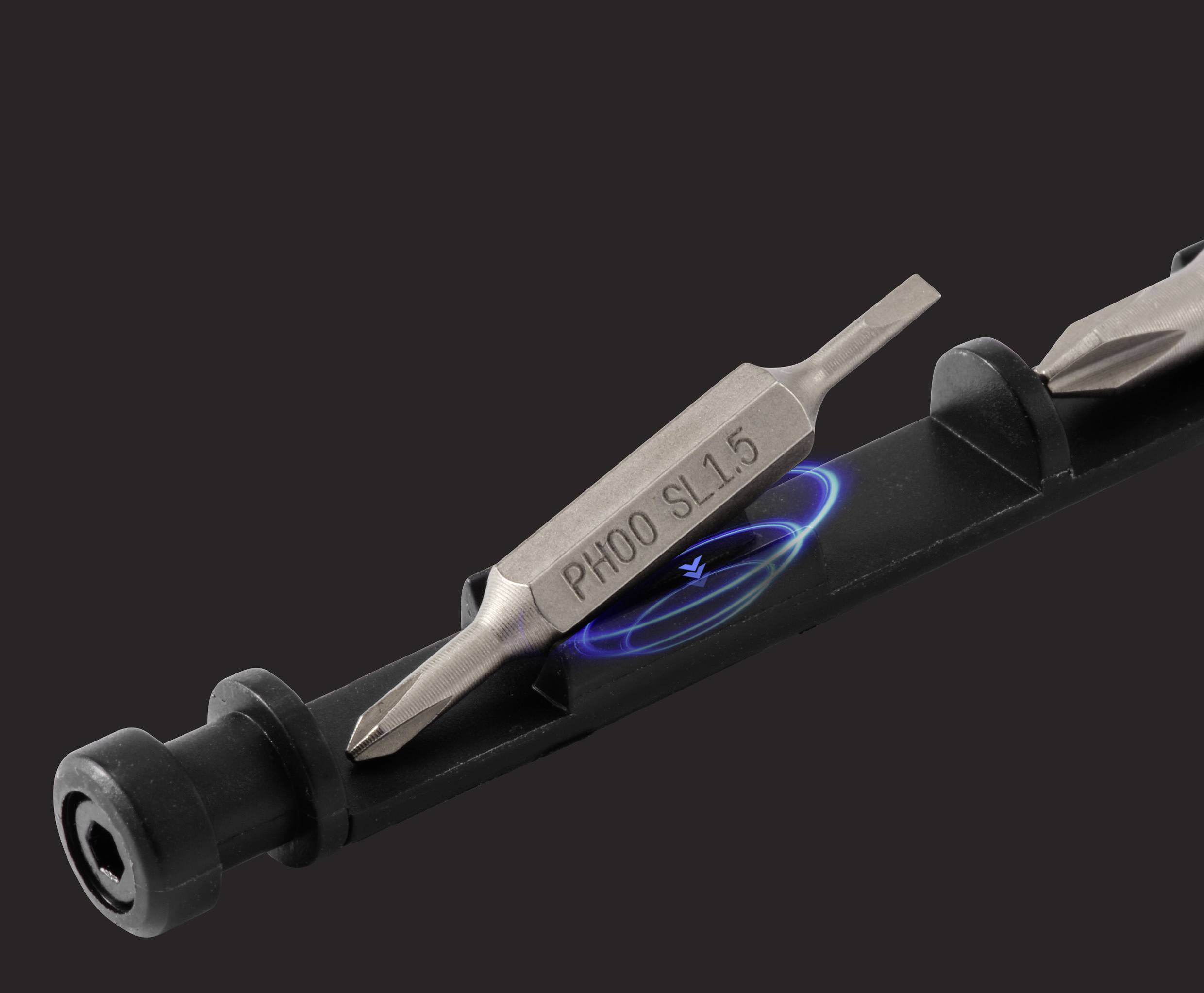 Metalowy czubek z grawerem 'PH00 SL1.5' na ciemnym tle, przedstawiający małą końcówkę wkrętaka, odpowiednią do precyzyjnych prac.
