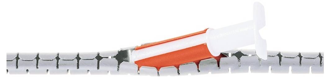 Fragment szarej, prążkowanej rury z przymocowanym do niej czerwono-białym punktem przecięcia.