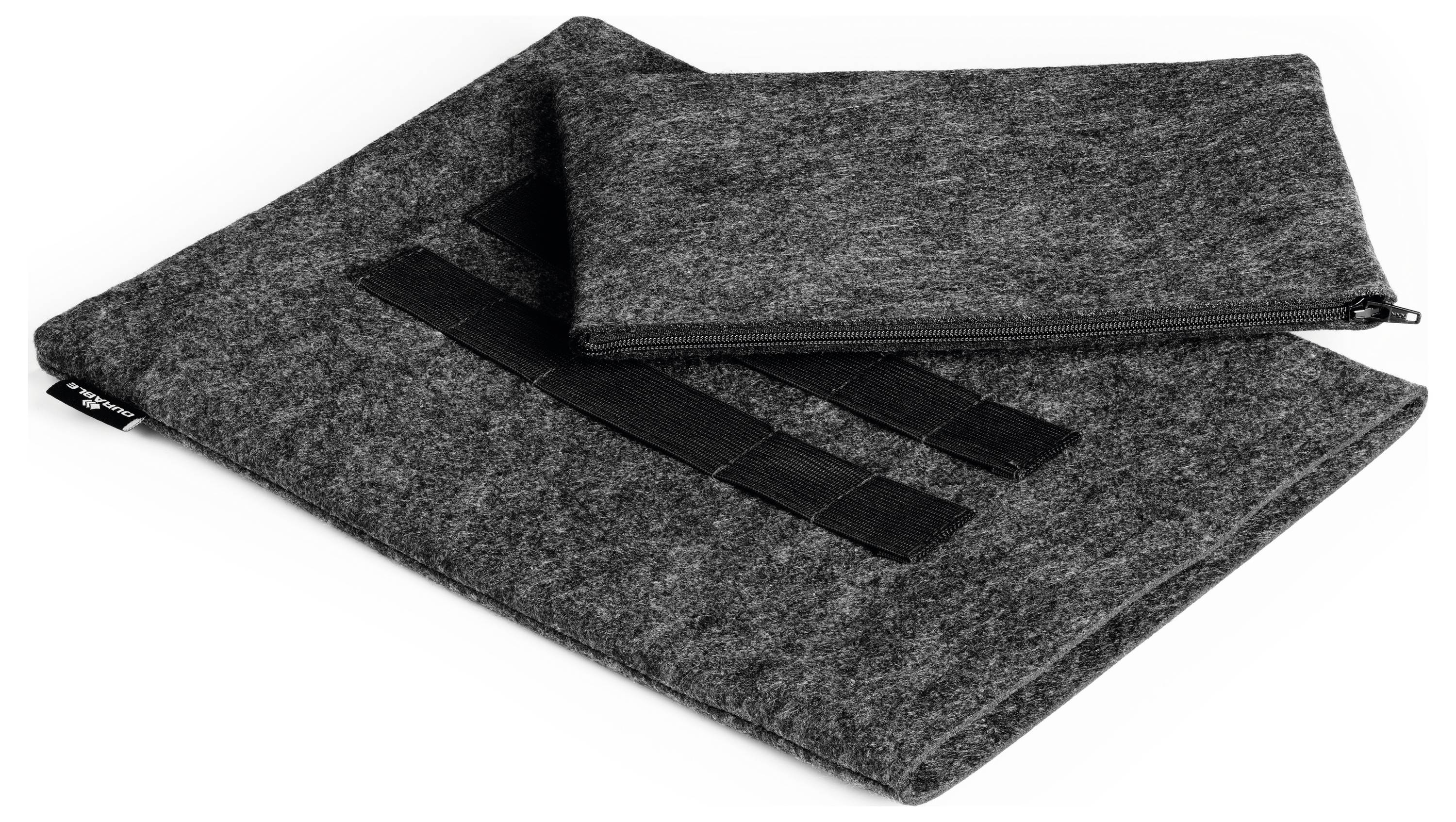 Szare etui z filcu z czarnym zamkiem błyskawicznym, jedno duże na laptopa i mniejsze na akcesoria, leżące obok siebie.