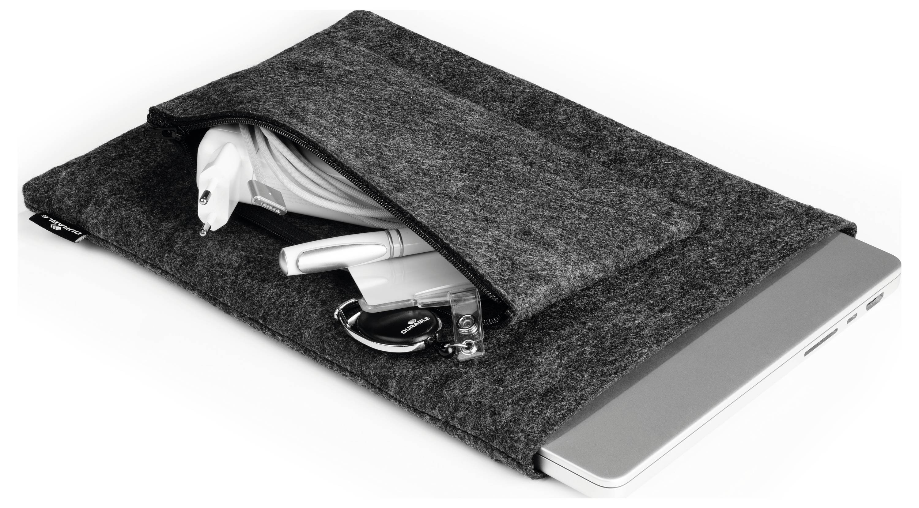 Szara, filcowa torba na laptopa z otwartą klapą, prezentująca akcesoria takie jak kabel ładujący i długopis, z widocznym wewnątrz laptopem.