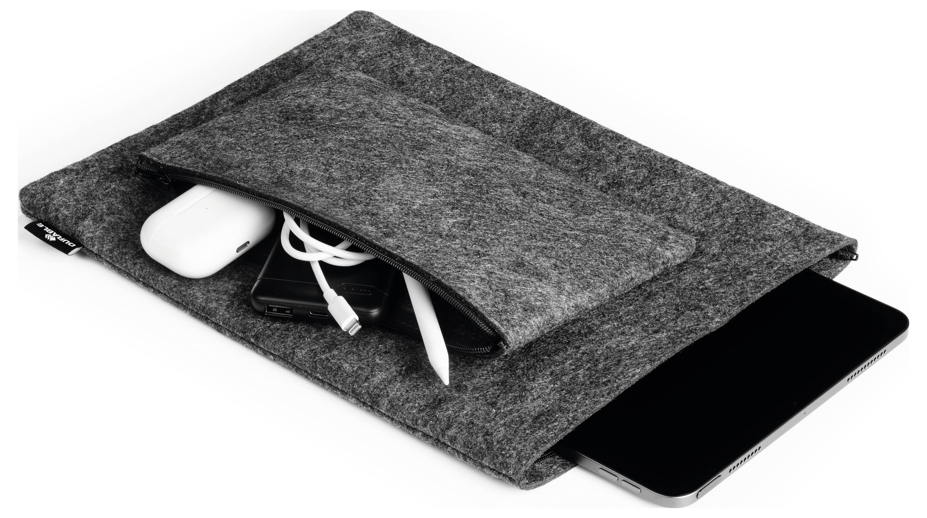 Szara torba filcowa z otwartą kieszenią zewnętrzną. Wewnątrz znajdują się smartfon, kabel, słuchawki i tablet.