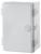 Biała skrzynka z tworzywa sztucznego z zamknięciem. Często stosowana w instalacjach technicznych lub elektrycznych do ochrony sprzętu.