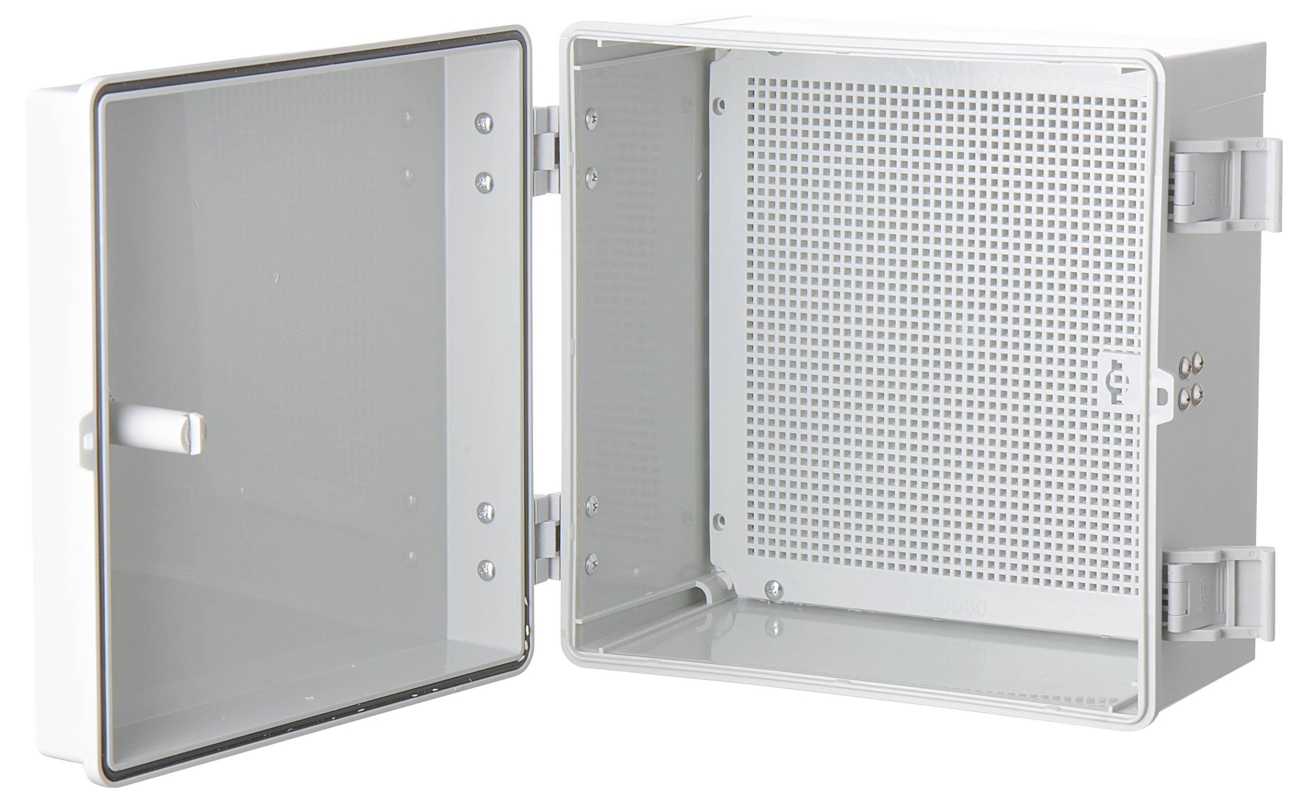 Otwarty, pusty, szary metalowy box z perforowaną tylną ścianką i zawiasem bocznym, przeznaczony do montażu elementów elektrycznych.