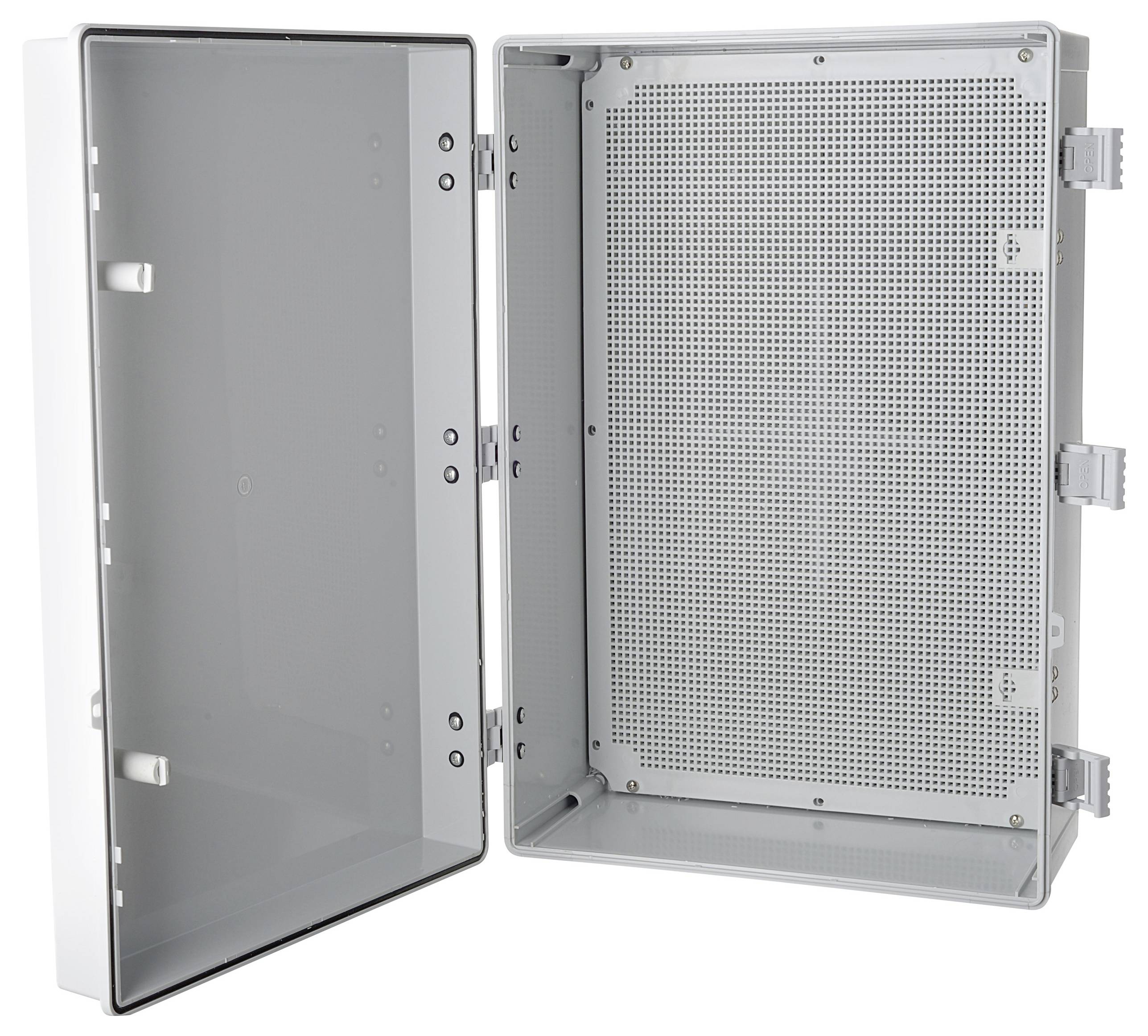 Otwarta szara obudowa elektroizolacyjna z zawiasami, przedstawiająca perforowaną ścianę wewnętrzną do montażu komponentów elektrycznych.