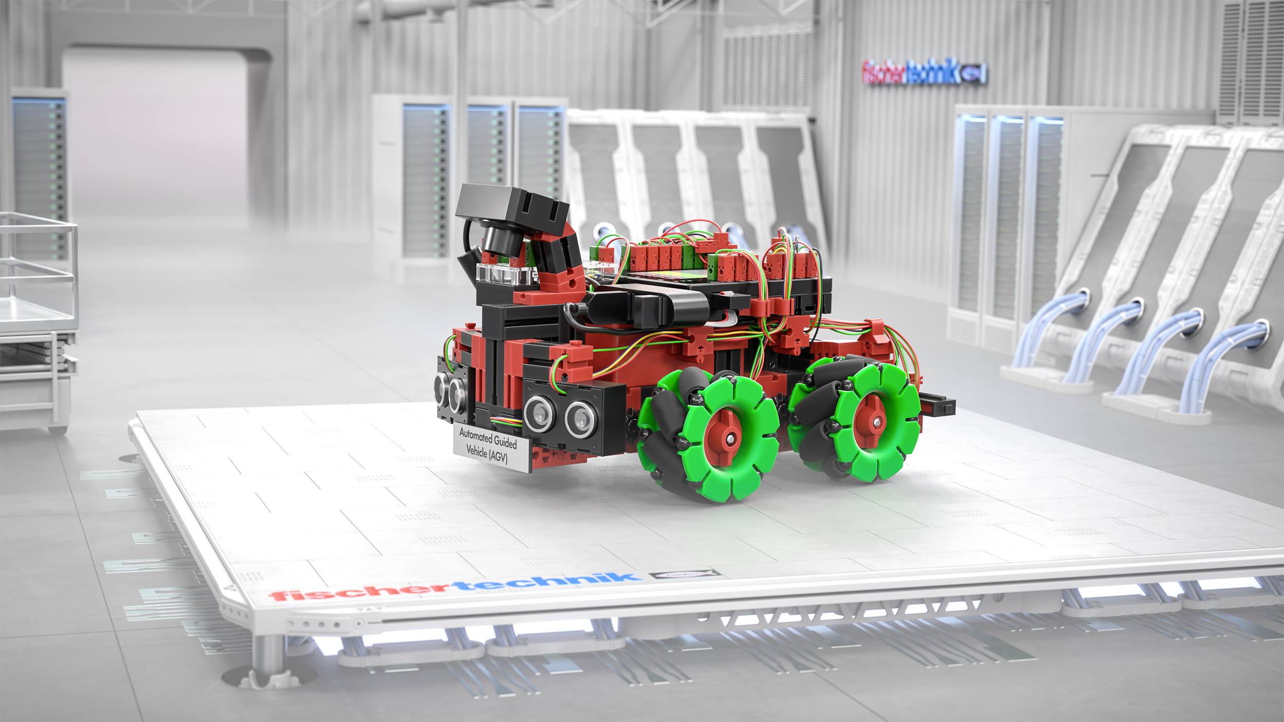 Robotopodobny model zbudowany z elementów stoi w futurystycznym pomieszczeniu laboratoryjnym, wypełnionym zaawansowanymi urządzeniami technologicznymi i ekranami.