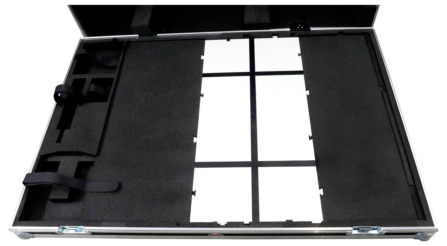 Otwarty, pusty pojemnik transportowy z czarną wkładką piankową wewnątrz, wyposażony w paski do mocowania przedmiotów.