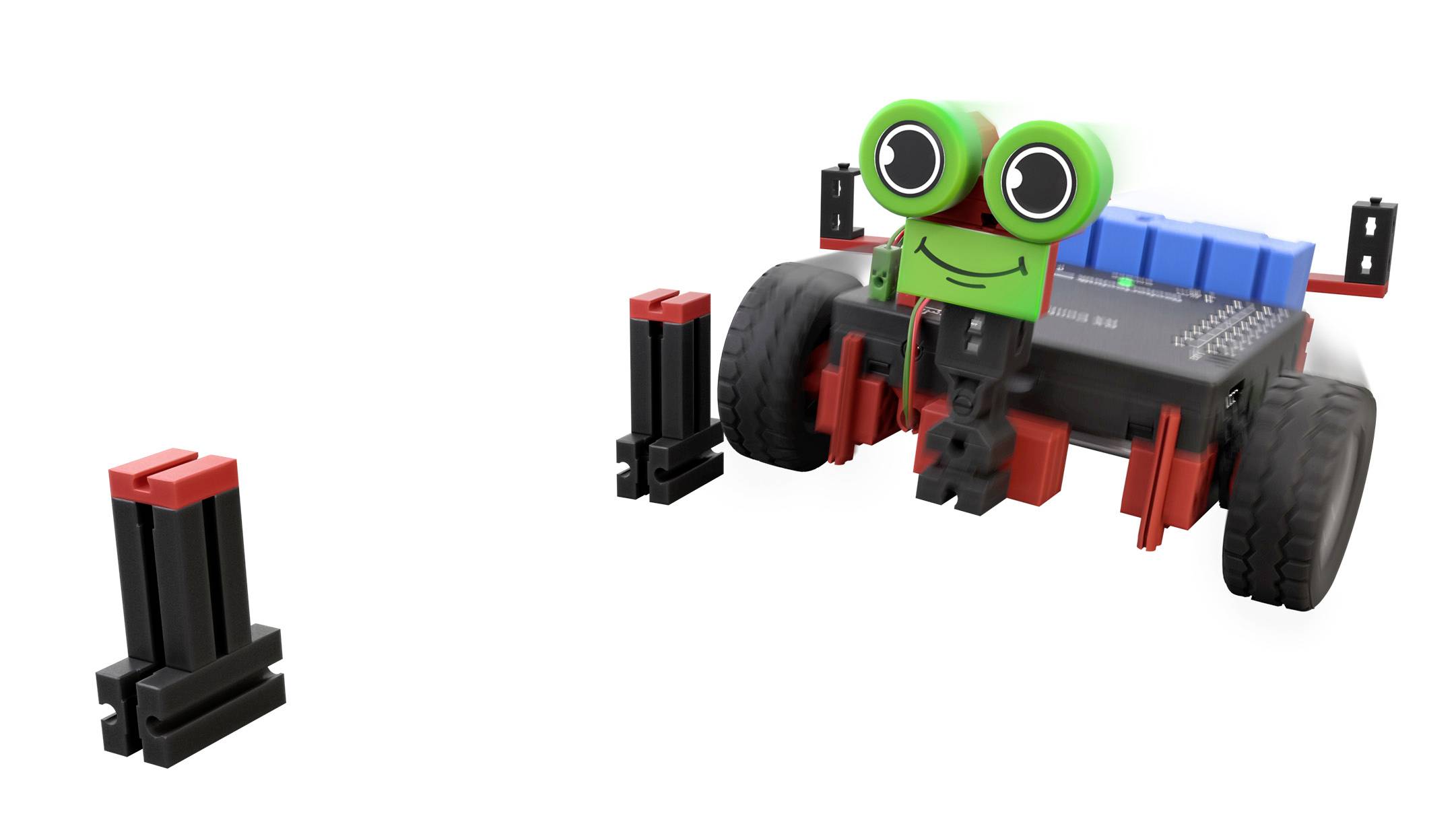 Mały robot na kółkach uśmiecha się i patrzy w stronę oddalonego, stojącego czarnego elementu. Minimalistyczny, zabawny design.