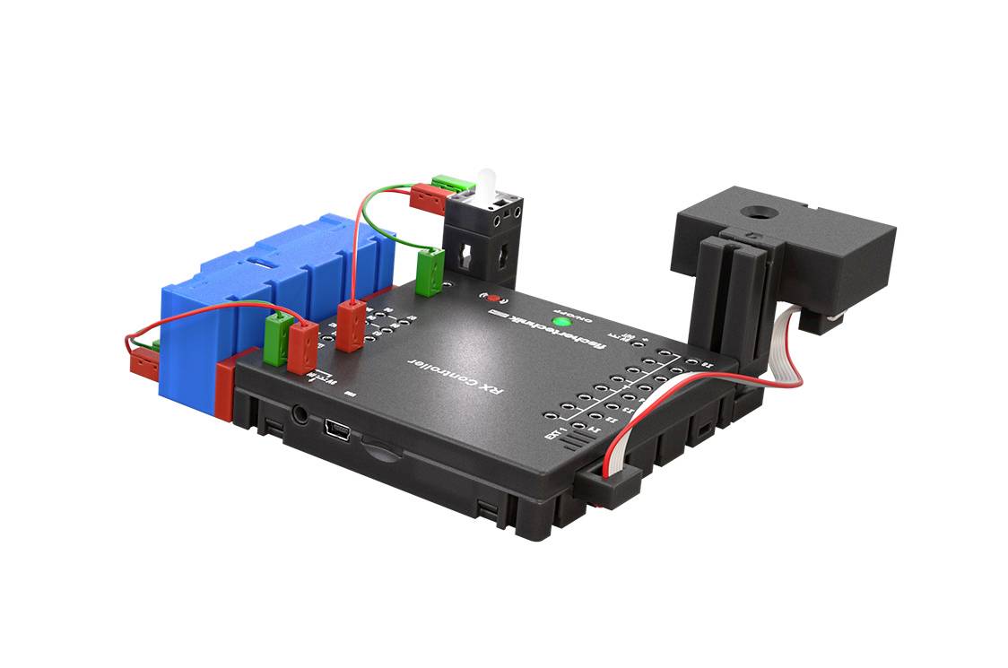 Elektroniczny układ z kolorowymi złączami i wskaźnikami LED. Odpowiedni do sterowania lub diagnostyki systemów elektronicznych.