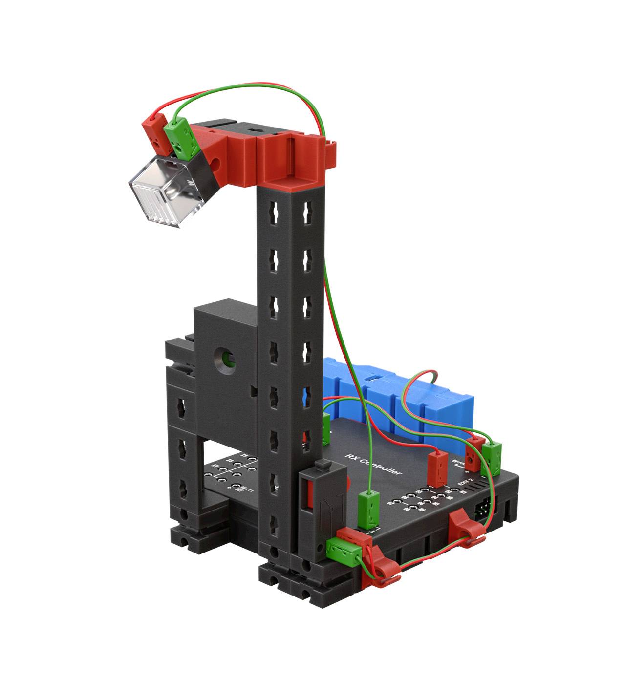 Skonstruowany model przypominający mały dźwig, zbudowany z czerwonych, zielonych i niebieskich klocków, z przewodowym reflektorem na górze.