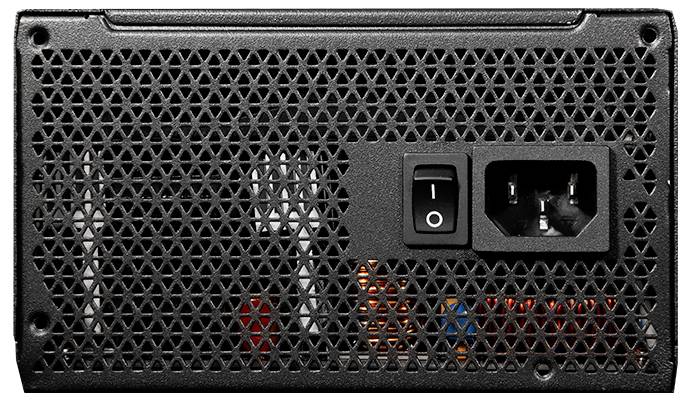 Tylna strona zasilacza z kratką wentylacyjną, włącznikiem sieciowym i przyłączem zasilania.