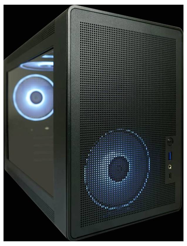 Czarna obudowa komputera z podświetlanymi niebieskimi wentylatorami na przedniej ścianie i przezroczystym oknem bocznym, ujawniająca komponenty wewnętrzne.