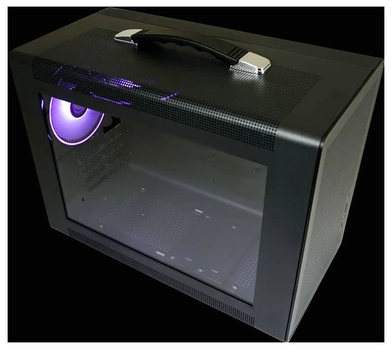 Czarna obudowa komputerowa z przezroczystym oknem bocznym, prezentująca podświetlony wentylator. Na górze zamocowana jest rączka do przenoszenia.