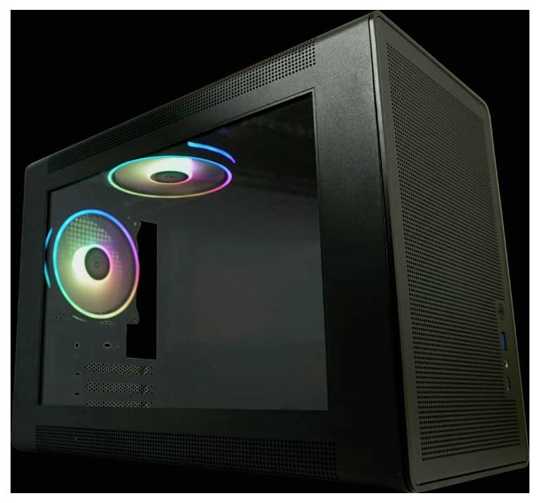 Czarna obudowa komputera z przezroczystym oknem bocznym ujawnia wewnątrz widoczne, świecące wentylatory RGB.