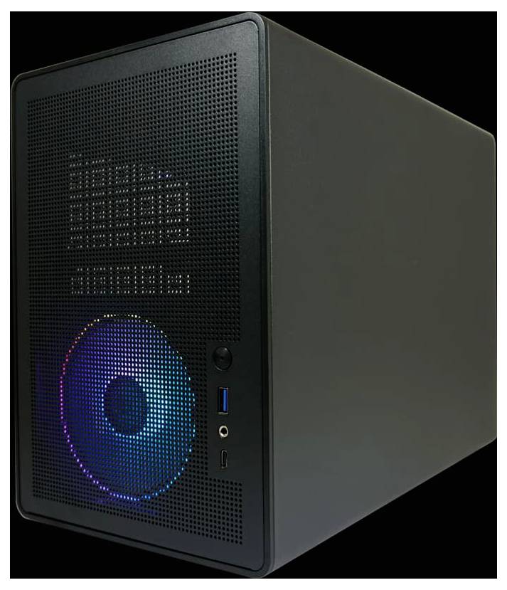 Czarna obudowa komputera z podświetlanym wentylatorem i przednią ścianką wykonaną z siatki. Posiada porty USB oraz wejścia audio.