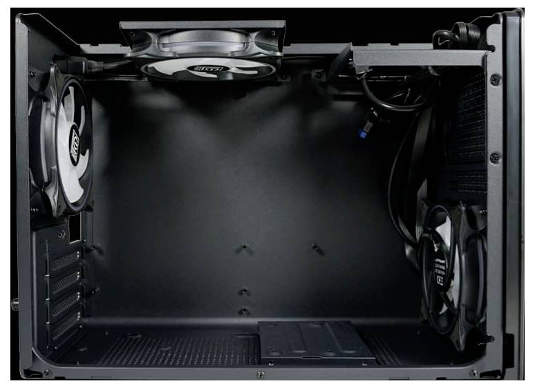 Widok wnętrza obudowy komputera z trzema zamontowanymi wentylatorami. Wentylatory są umieszczone po lewej, górnej i prawej stronie, a kable są ułożone w sposób schludny.