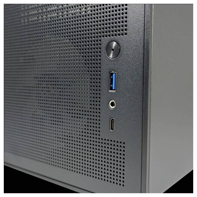 Zbliżenie obudowy komputera z portem USB, gniazdem audio oraz przyciskiem zasilania na przedniej ściance.