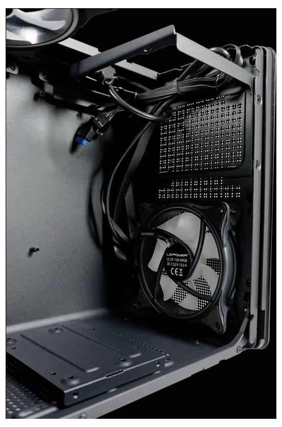 Widok wewnętrzny obudowy komputera z zamontowanym wentylatorem i kablami, prezentujący miejsce na rozbudowę sprzętową.