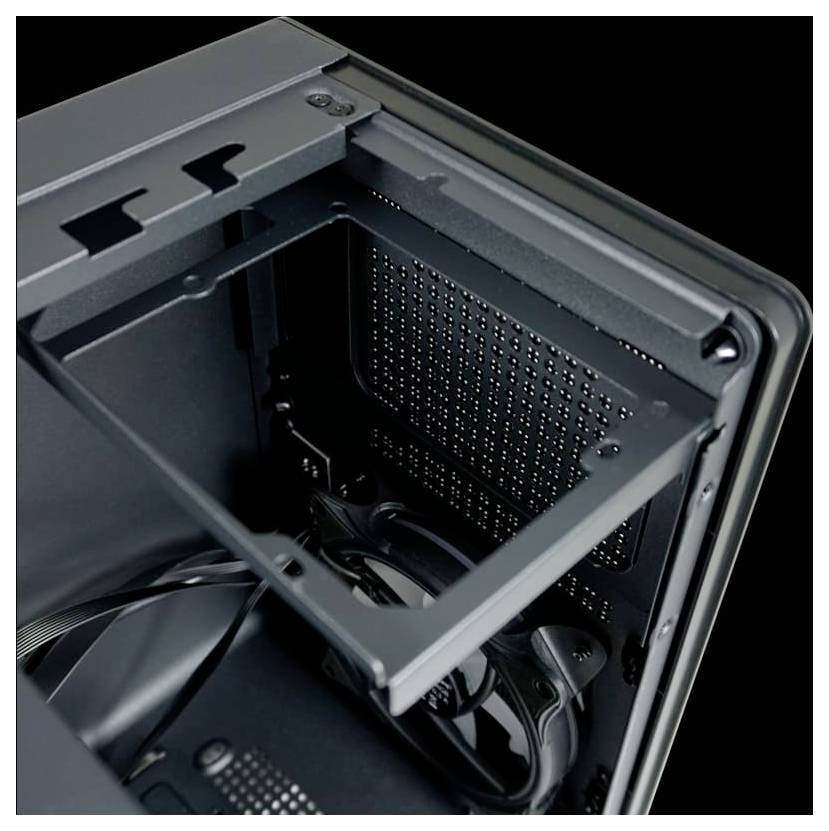 Pusty szkielet obudowy komputera, otwarty, widoczny czarny materiał obudowy. Brak zainstalowanych komponentów elektronicznych.