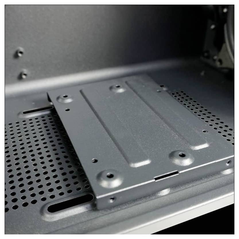 Pusta obudowa komputerowa z zamontowaną metalową ramą na perforowanej podstawie. Odpowiednia do instalacji komponentów sprzętowych, takich jak dyski twarde.