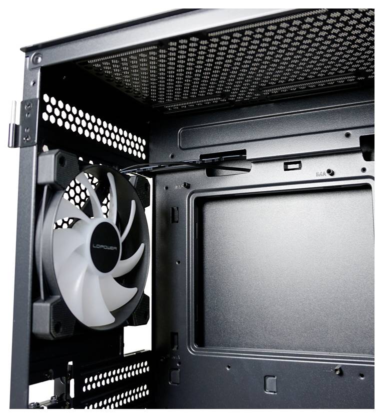 Obudowa komputera z wbudowanym wentylatorem i otwartą boczną ścianką. Widoczne wnętrze z miejscami montażowymi i kratkami wentylacyjnymi.