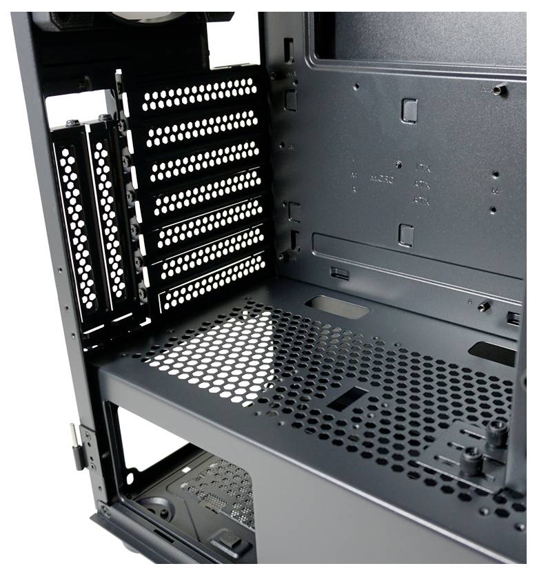 Pusta metalowa obudowa komputerowa z otworami wentylacyjnymi i miejscem na karty rozszerzeń.