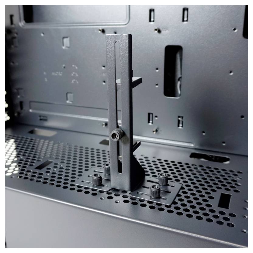 Metalowa rama wewnątrz obudowy komputera, służąca do podtrzymywania i mocowania podzespołów komputerowych.