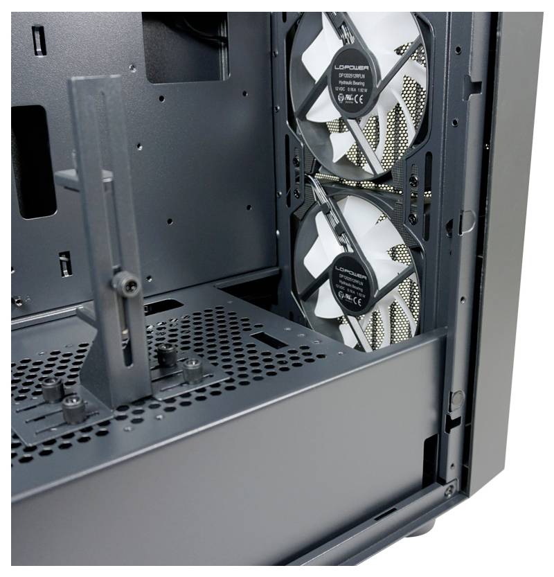 Wnętrze obudowy komputerowej z dwoma zainstalowanymi wentylatorami, ramą montażową i otworami wentylacyjnymi; odpowiednie do instalacji podzespołów komputerowych.