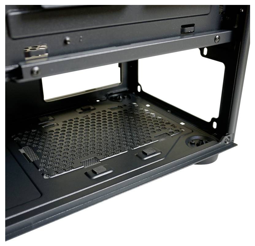 Widok wewnętrzny obudowy komputera z widocznym mocowaniem wentylatora i otworami wentylacyjnymi u dołu, przeznaczonymi do chłodzenia podzespołów.