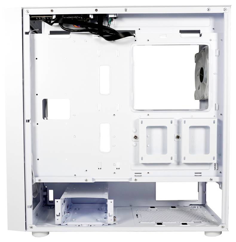 Pusta, biała obudowa komputera z otwartą przestrzenią wewnętrzną, z mocowaniami na napędy i wentylatory, bez zainstalowanych komponentów sprzętowych.