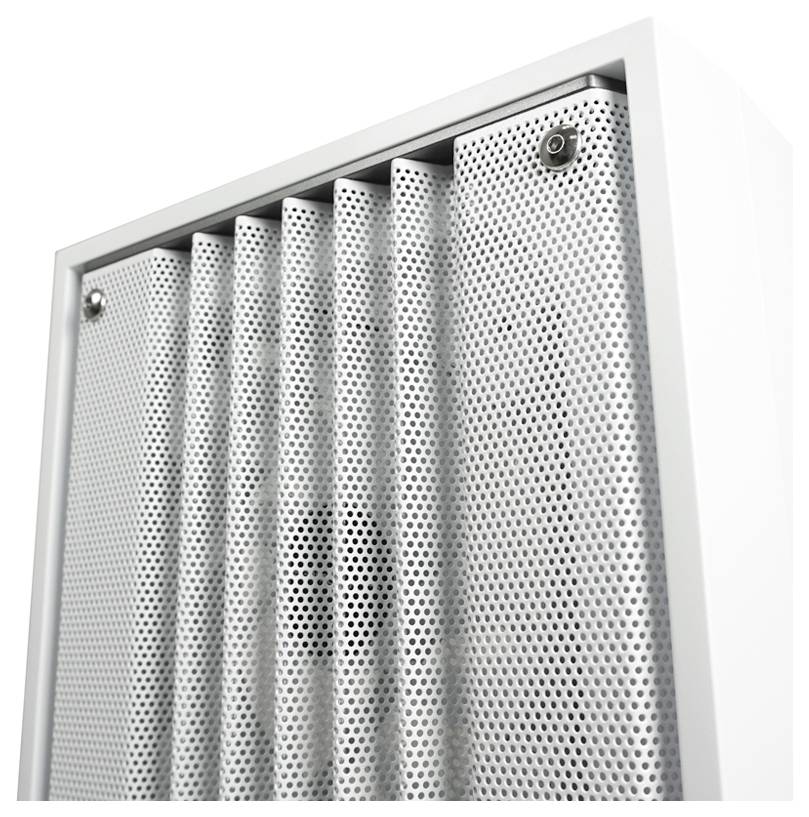 Biała instalacja wentylacyjna z srebrną, perforowaną kratką, zamontowana w metalowej obudowie, prezentuje nowoczesną estetykę przemysłową.