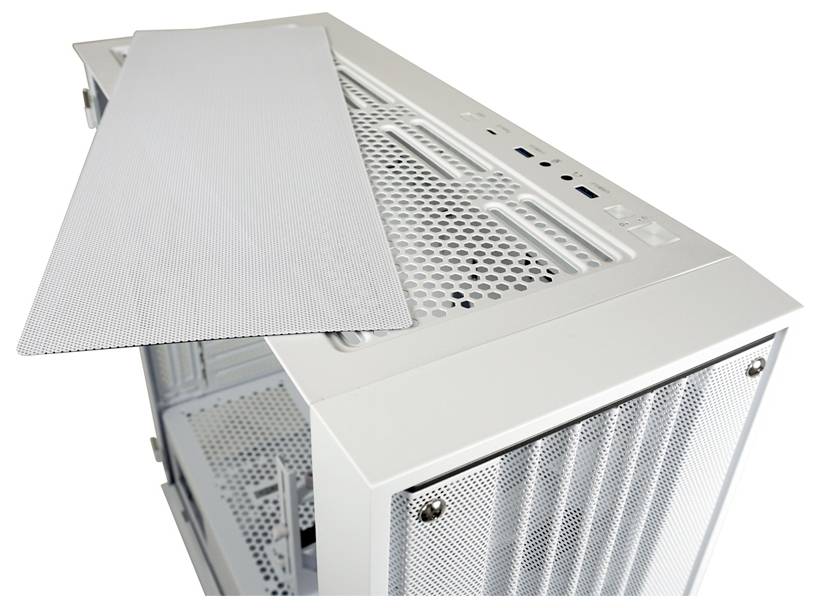 Obudowa komputera w kolorze białym z odkręconym panelem bocznym, ukazująca szczeliny wentylacyjne i wewnętrzną strukturę.
