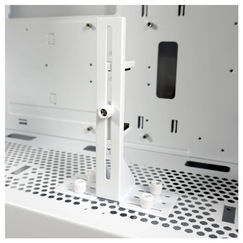 Biały metalowy uchwyt znajduje się wewnątrz obudowy komputera. Jest zamontowany pionowo i posiada widoczną śrubę regulacyjną.