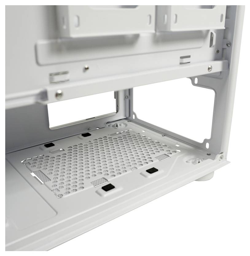 Widok wewnętrzny białej obudowy komputera przedstawiający dolną sekcję z perforowanym przepustem powietrza.