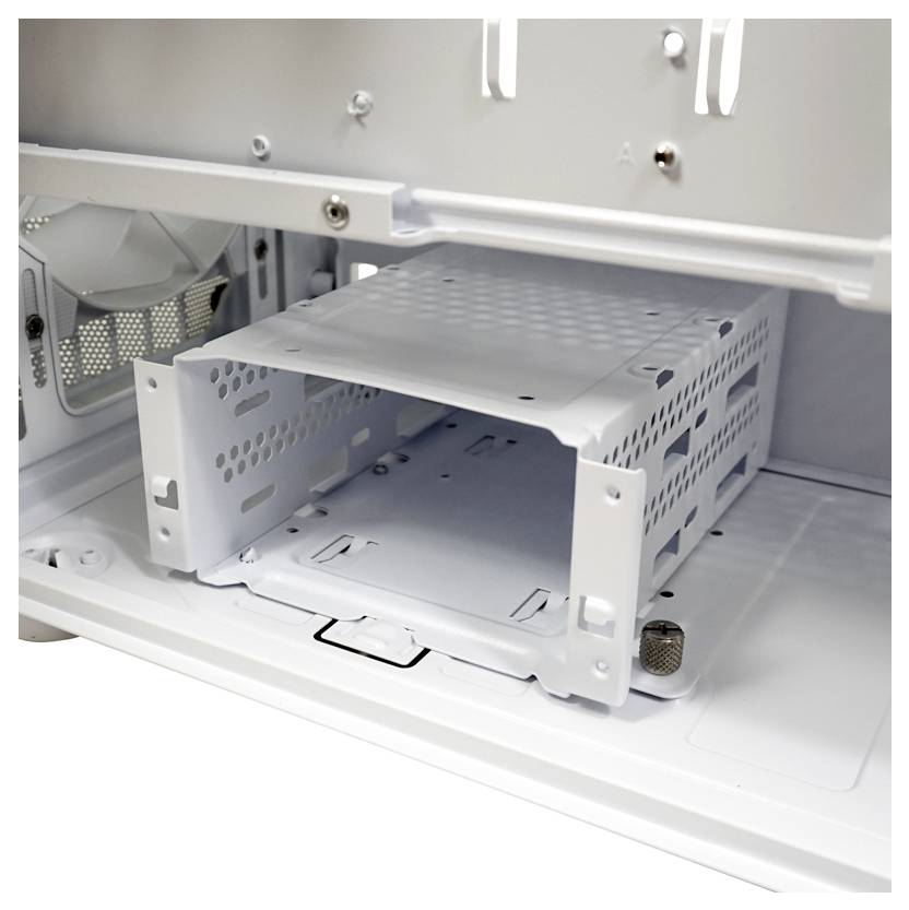 Pusta obudowa komputerowa z zamontowaną kieszenią na napęd. Widok od wewnątrz z białą metalową ramą, gotowa na komponenty sprzętowe.