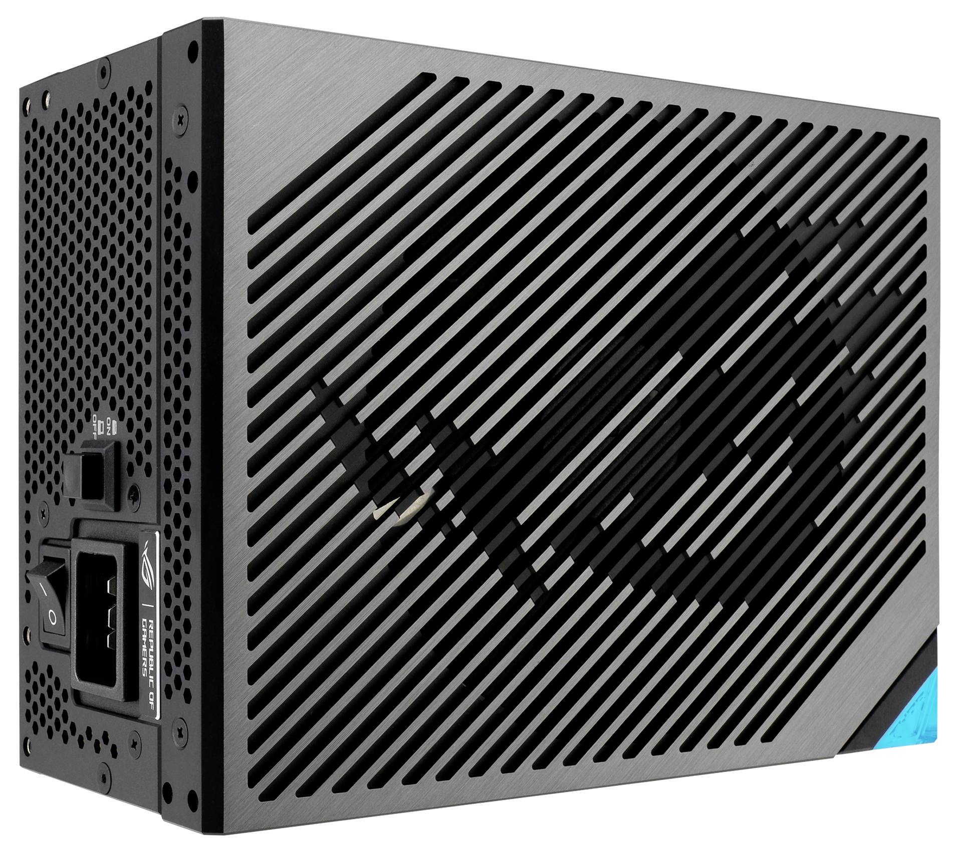 Czarny zasilacz komputerowy w kształcie prostokąta z ukośną kratką wentylacyjną i widocznym logo ROG na górnej powierzchni.