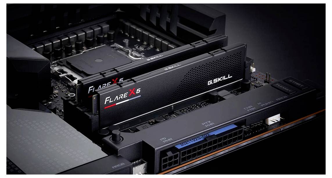 Dwa moduły RAM firmy G.Skill na płycie głównej, model 'Flare X5', zainstalowane w obudowie komputera, prezentujące szczegóły techniczne.