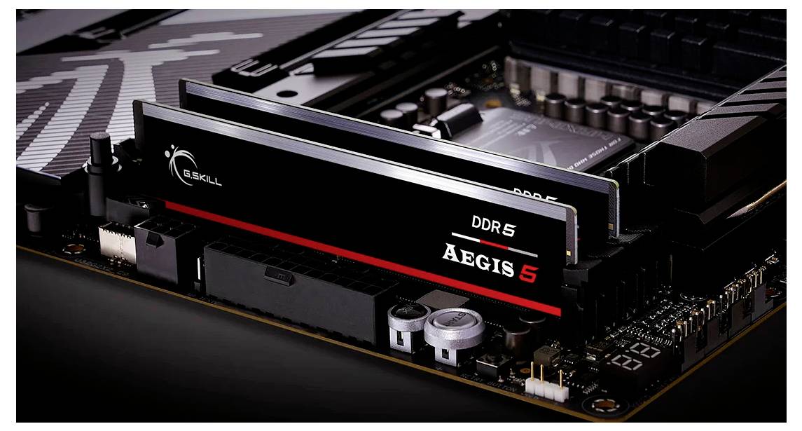 Zbliżenie zainstalowanej pamięci RAM DDR5 Aegis G.SKILL na płycie głównej. Widoczne są techniczne szczegóły komponentów komputerowych.