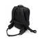 Czarny plecak z wyściełanymi paskami na ramiona oraz dodatkowym pasem biodrowym, idealny do podróży lub różnorodnych aktywności na świeżym powietrzu.