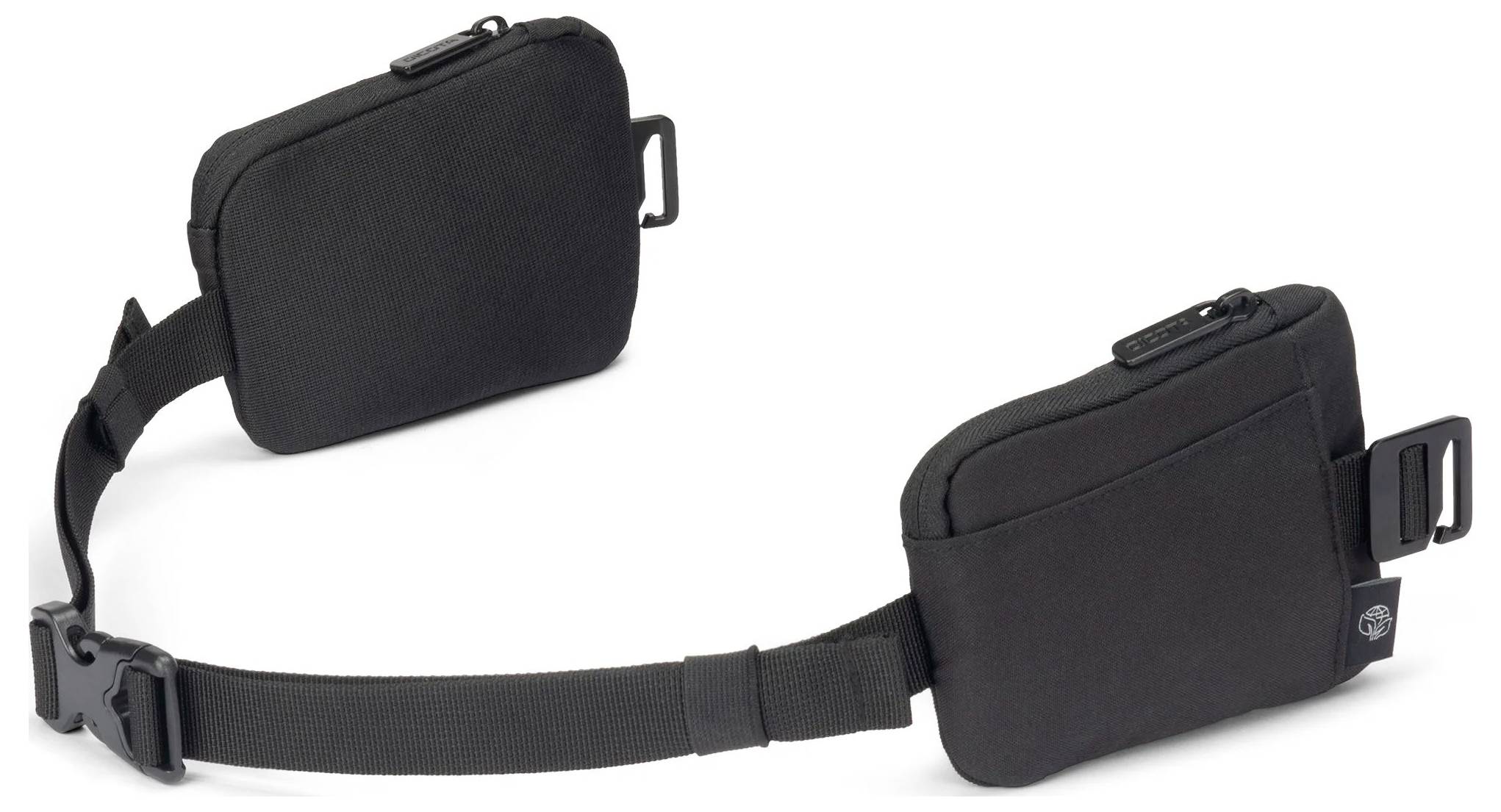 Czarna torba biodrowa z dwiema kieszonkami na zamek błyskawiczny, połączona regulowanym paskiem z zapięciem na klamrę.