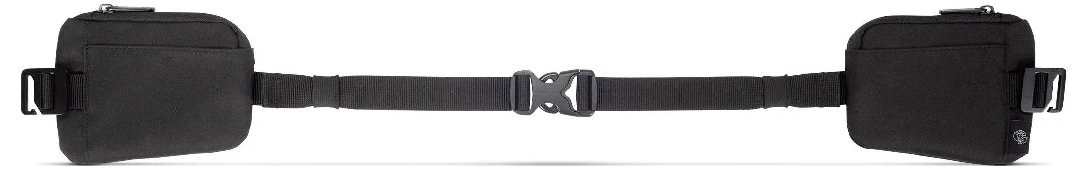 Czarna, regulowana saszetka biodrowa z dwoma oddzielnymi komorami i centralnym zapięciem na klik, o minimalistycznym designie.