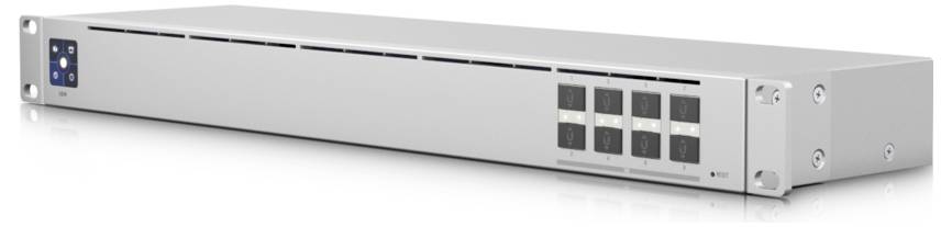 Srebrne urządzenie rack z wieloma przełącznikami i wyświetlaczem po lewej stronie, przeznaczone do zastosowań technicznych.