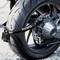 Tylne koło motocykla zabezpieczone grubą blokadą łańcuchową. Nacisk położony jest na bezpieczeństwo pojazdu.