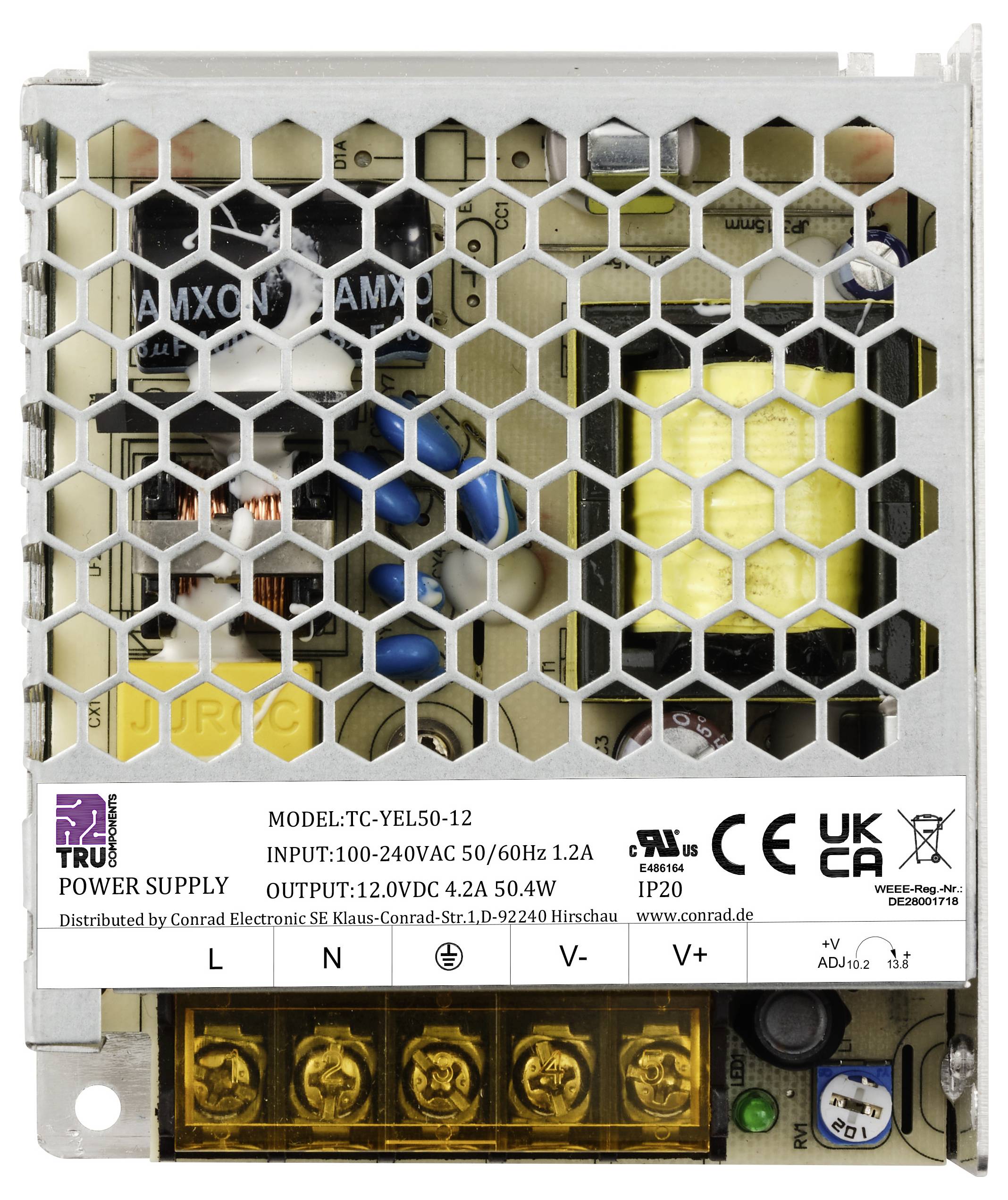 Zasilacz z szarą metalową obudową, widocznymi elementami elektronicznymi i kratkami wentylacyjnymi. Naklejka przedstawia model, napięcia wejściowe i wyjściowe oraz certyfikaty.
