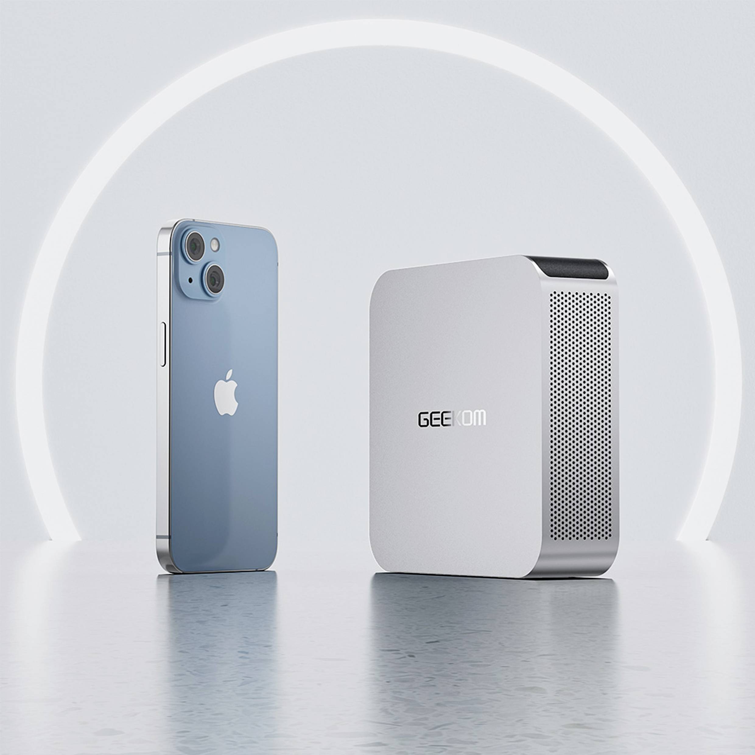 Srebrny smartfon z logo jabłka stoi obok białego, sześciennego głośnika na błyszczącym stole na jasnym tle.