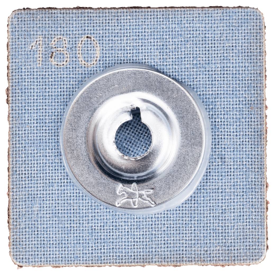 Okrągła, srebrzysta metalowa pętla na kwadratowym, niebieskim materiale z wplecionym numerem 180 w lewym górnym rogu.