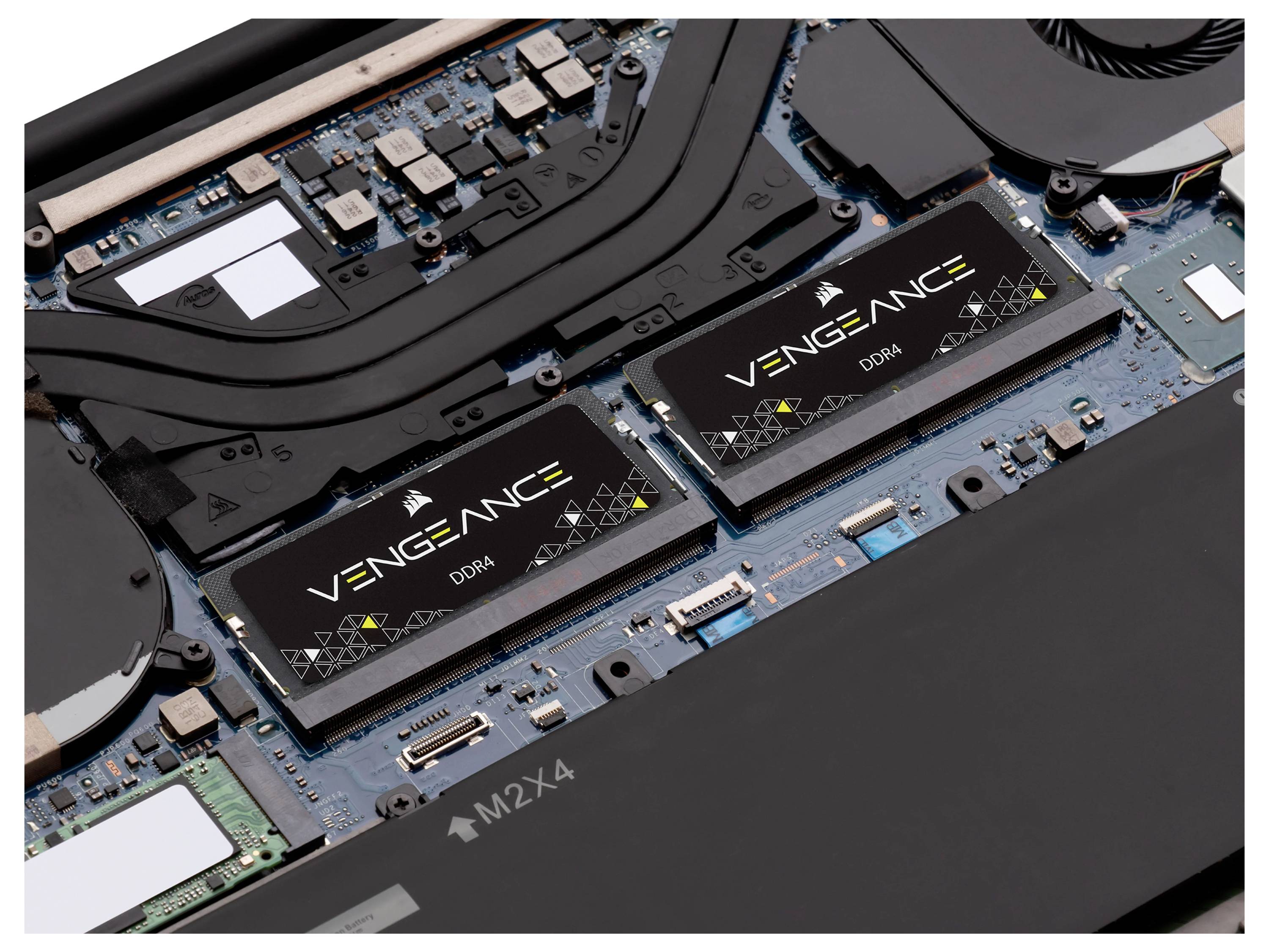 Zbliżenie modułów pamięci RAM laptopa na płycie głównej.