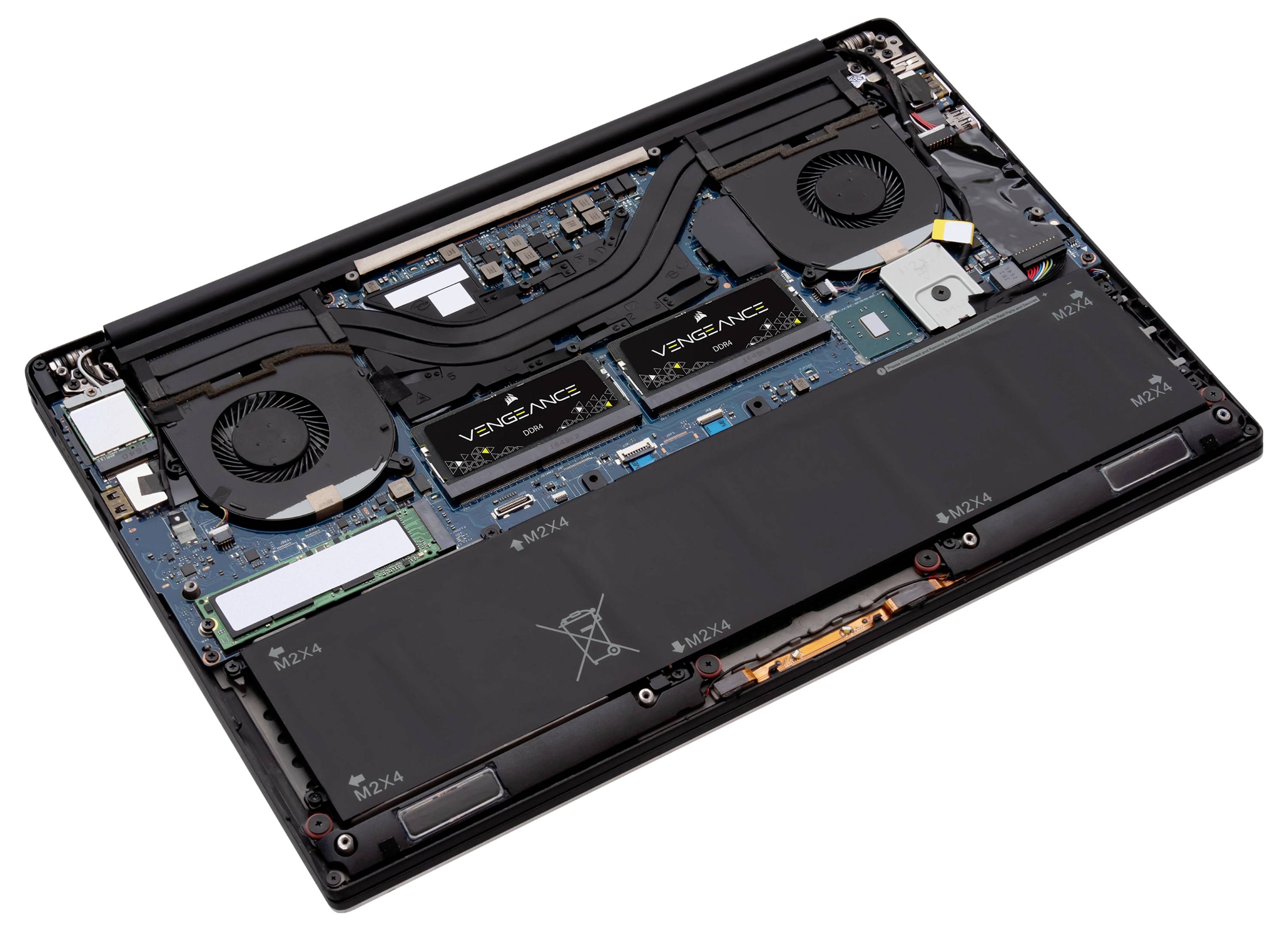 Widok od spodu odkręconego laptopa z widocznymi podzespołami, takimi jak wentylatory, bateria, moduły pamięci oraz płyta główna.