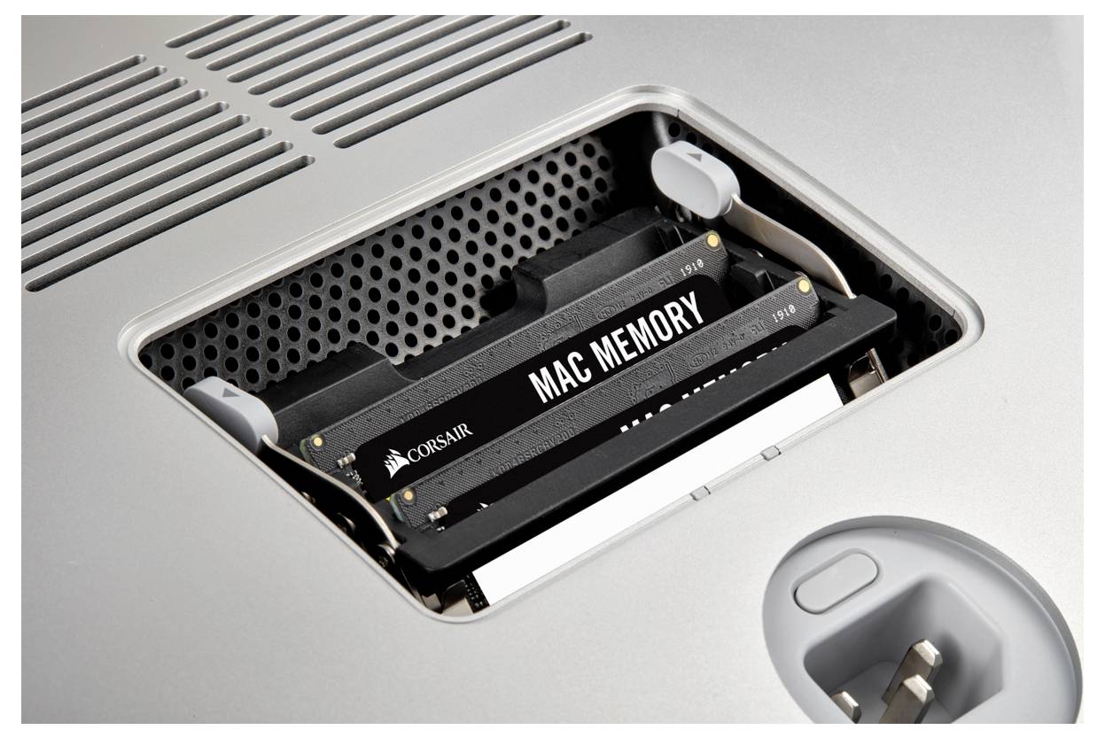 Otwarty komputer prezentuje dwa moduły pamięci RAM z napisem 'Mac Memory' w ich gnieździe.