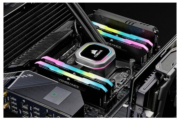 Otwarta obudowa komputera ujawnia zainstalowane moduły RAM oraz podświetloną jednostkę chłodzenia cieczowego na płycie głównej.