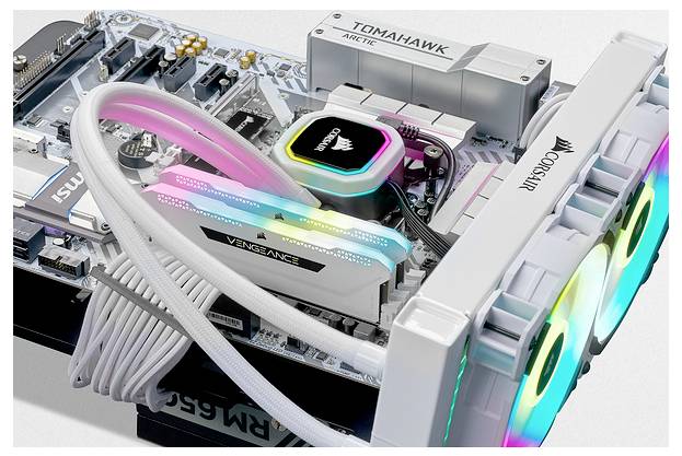 Płyta główna komputera z podświetleniem RGB, obejmująca komponenty takie jak pamięć RAM, radiator i wentylator. Widoczne marki 'MSI', 'Vengeance', 'Corsair'.